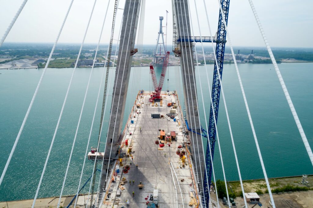 Début de l'intallation des haubans sur le pont