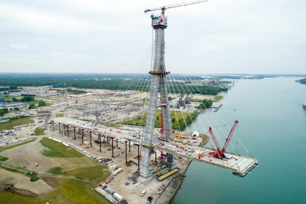 Début de l'intallation des haubans sur le pont