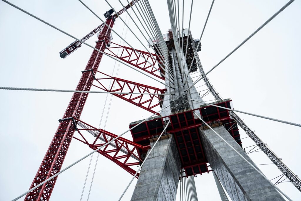 les cables et tour du pont Canadien
