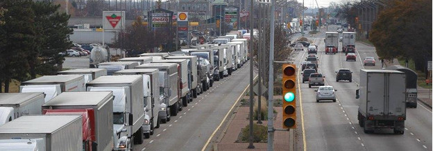 Longue lingne de camions sur la Rue Huran Church Nord