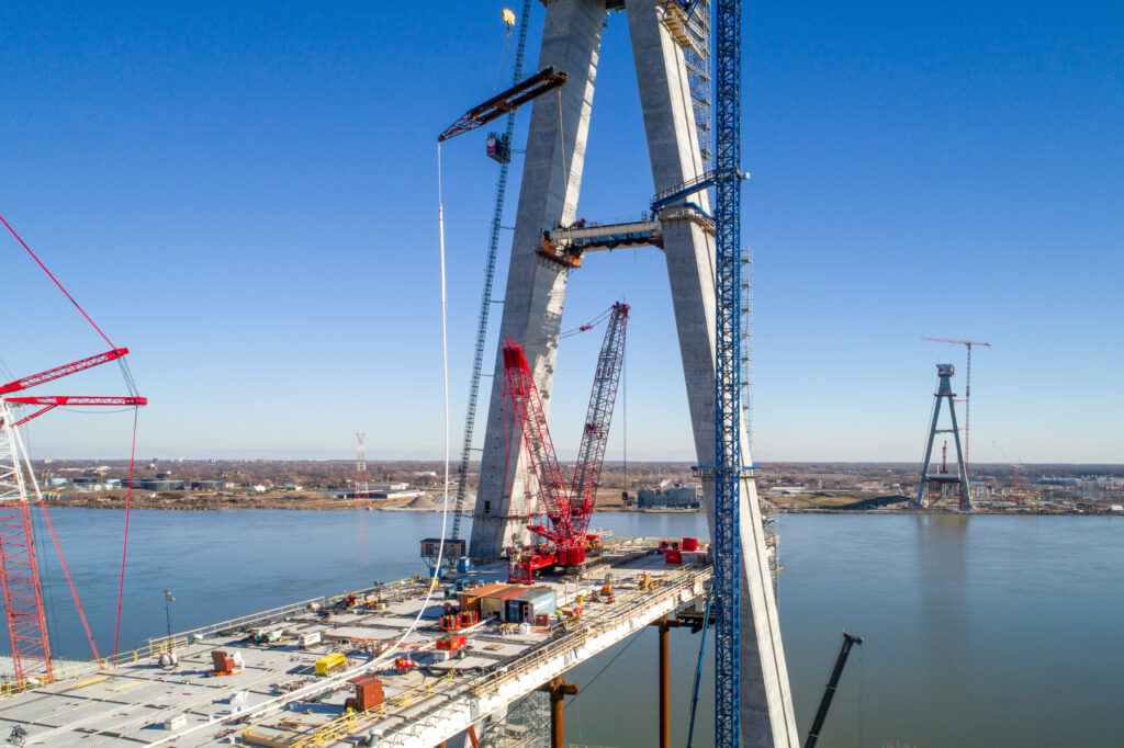 Début de l'intallation des câbles de support au site américain du pont - 14 janvier 2023