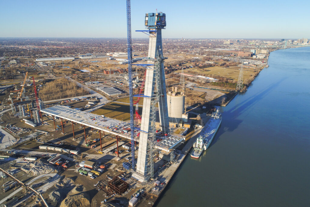 Début de l'intallation des câbles de support au site américain du pont - 14 janvier 2023