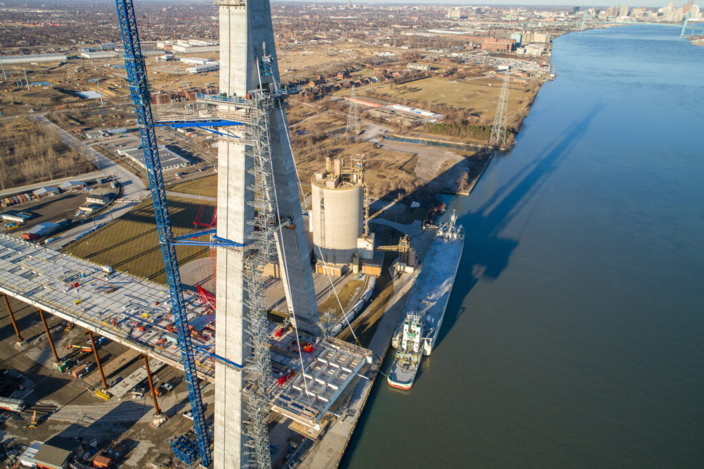 Début de l'intallation des câbles de support au site américain du pont - 14 janvier 2023