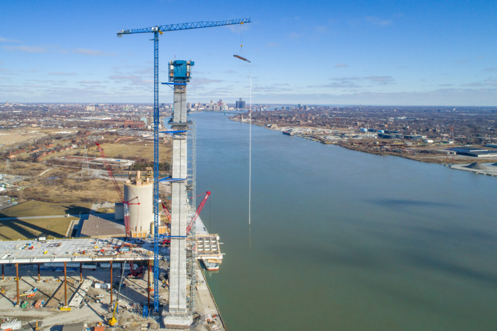 Début de l'intallation des câbles de support au site américain du pont - 14 janvier 2023