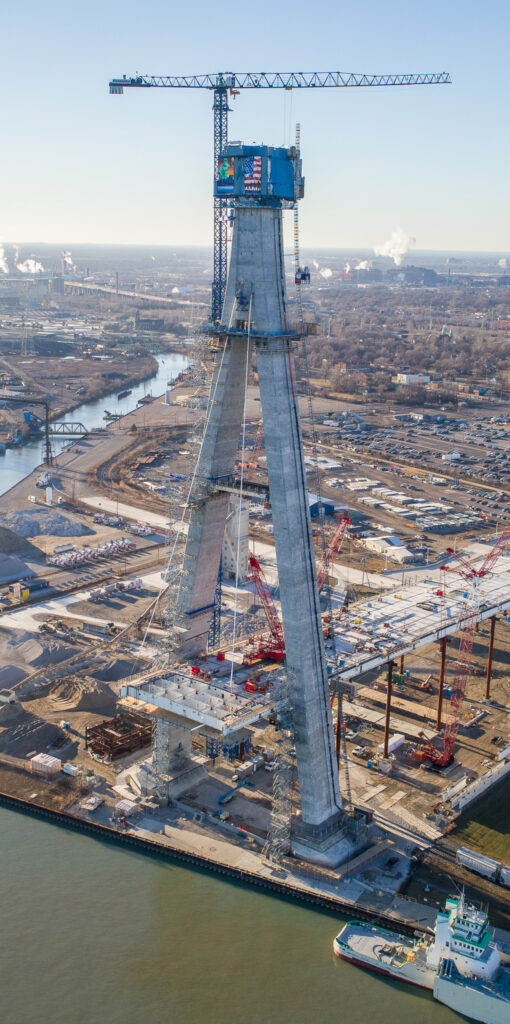 Début de l'intallation des câbles de support au site américain du pont - 14 janvier 2023