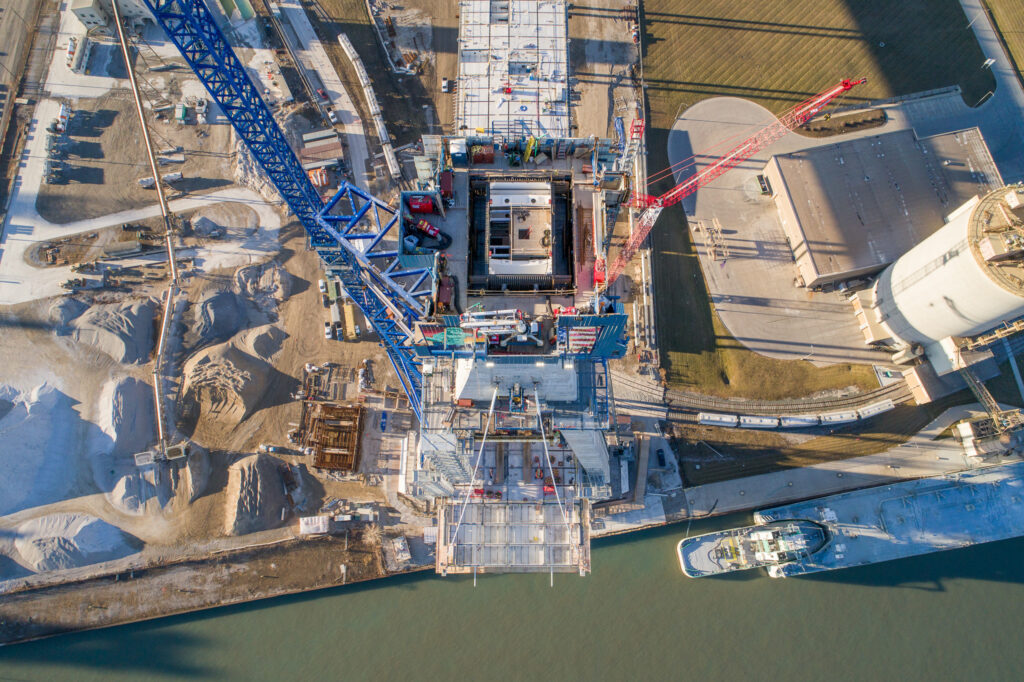Début de l'intallation des câbles de support au site américain du pont - 14 janvier 2023