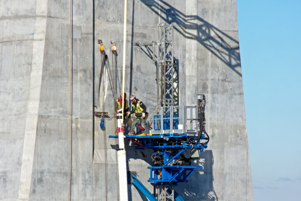 Début de l'intallation des câbles de support au site américain du pont - 14 janvier 2023