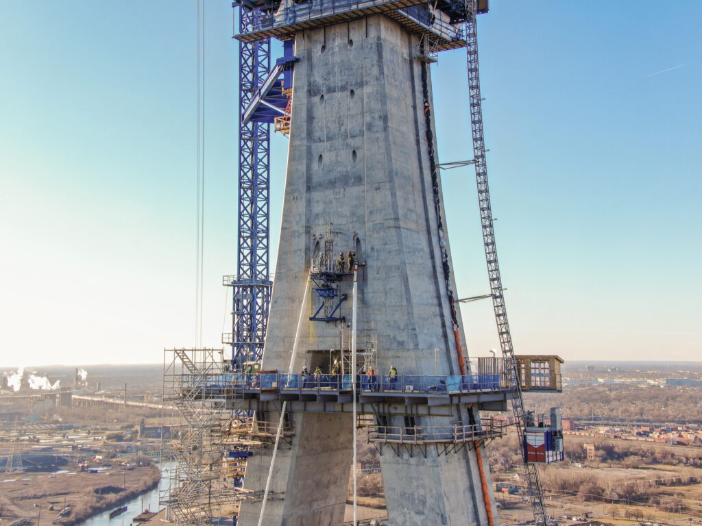Début de l'intallation des câbles de support au site américain du pont - 14 janvier 2023