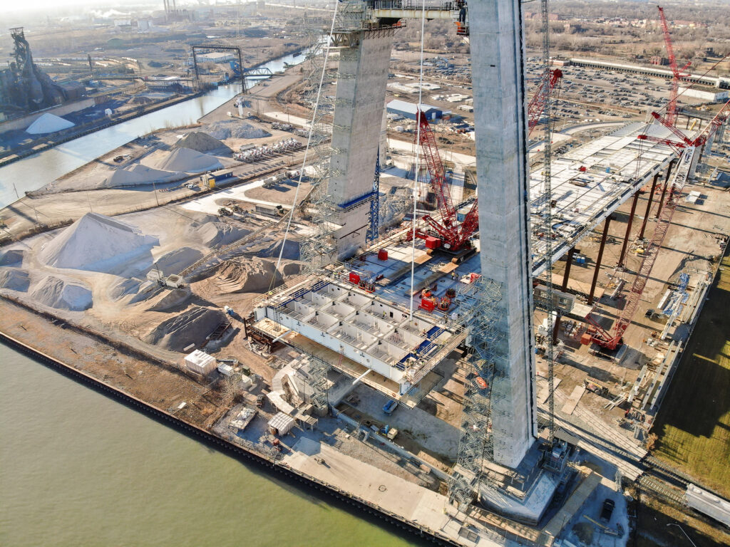 Début de l'intallation des câbles de support au site américain du pont - 14 janvier 2023