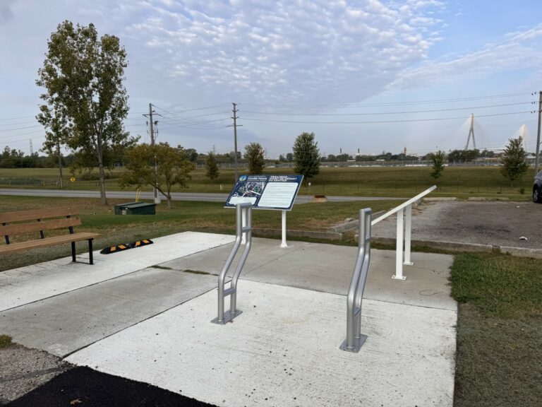 Supports à vélos au départ du sentier du parc Malden