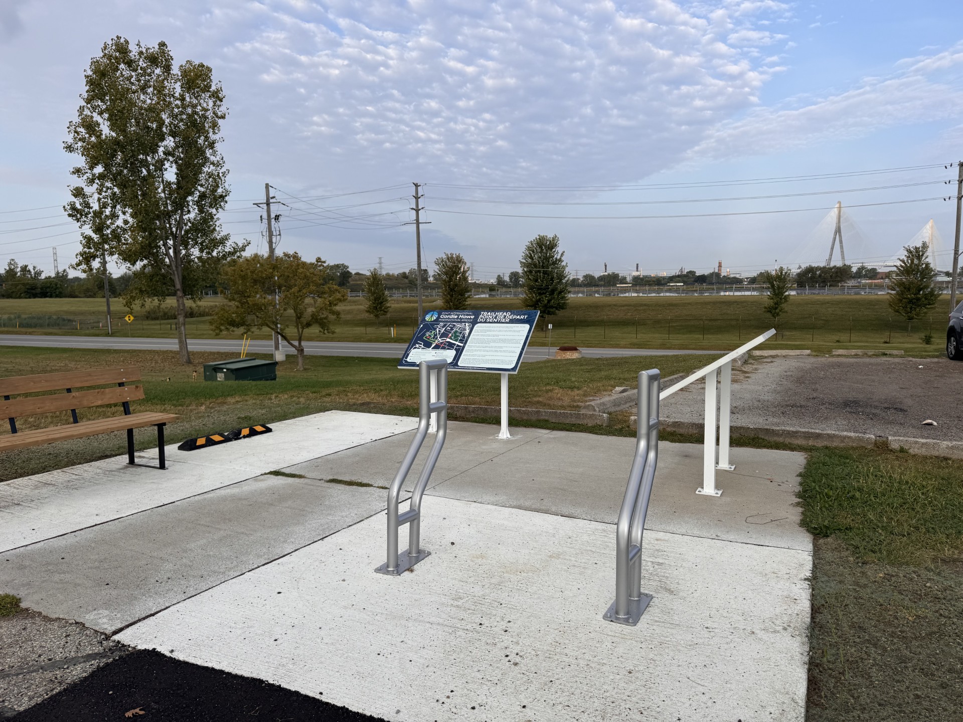 Supports à vélos au départ du sentier du parc Malden