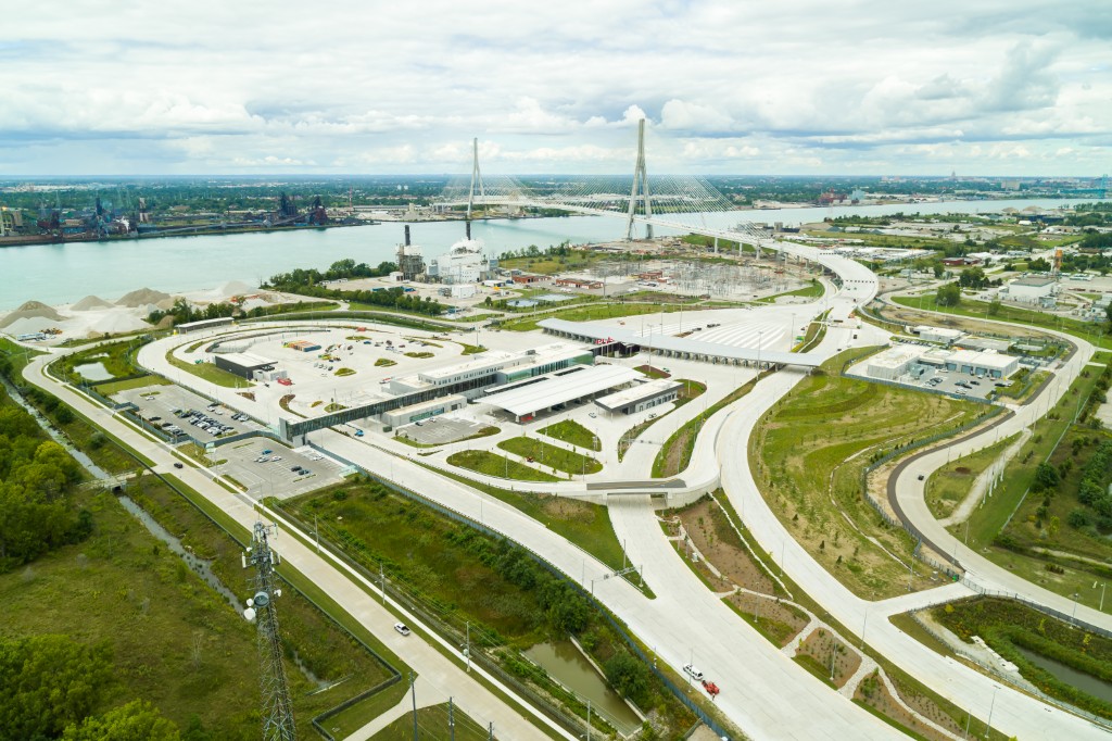 Une photo aérienne du port d'entrée canadien avec l'aéroport international Gordie Howe