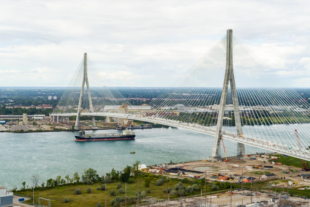 image du pont international Gordie Howe avec un bateau frater naviguant sur la rivière Détroit