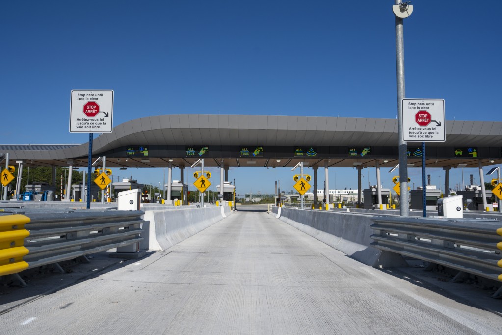 Image montrant l'une des voies à péage du port d'entrée canadien