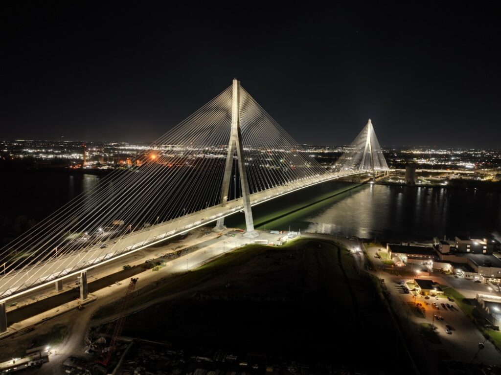 Éclairage esthétique sur le Pont international Gordie-Howe