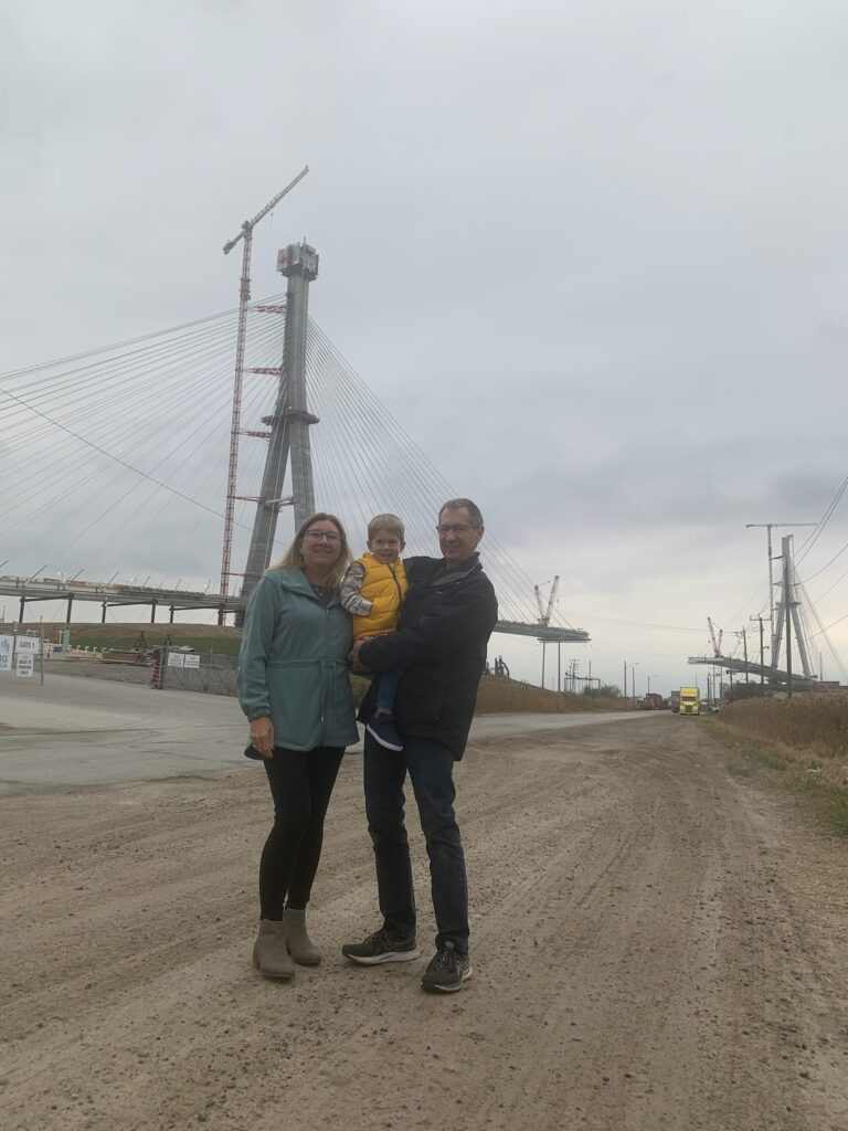 Lucas et ses grands-parents Jeff et Sharon Marshall visitent le Pont international Gordie-Howe le 17 novembre 2023.