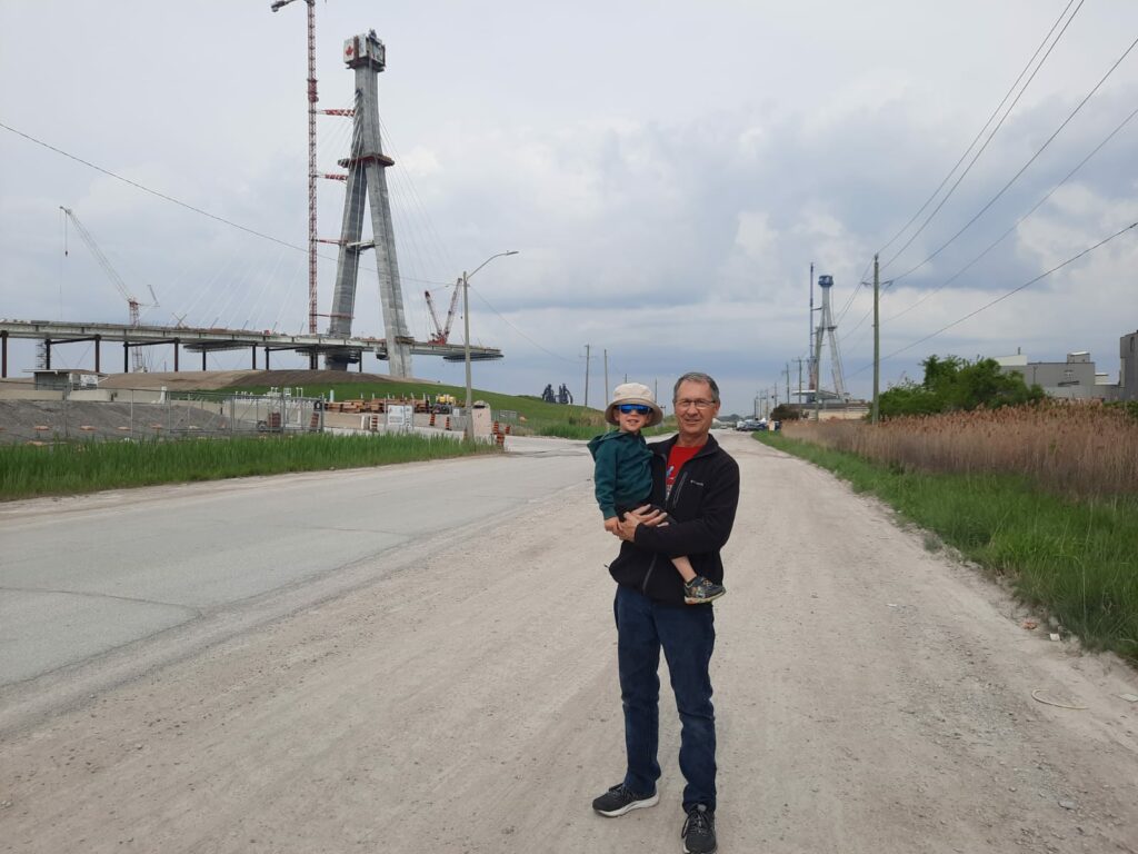 Lucas et son grand-père Jeff Marshall assistent au début de la construction du tablier du Pont international Gordie-Howe au-dessus de la rivière Détroit le 19 mai 2023.