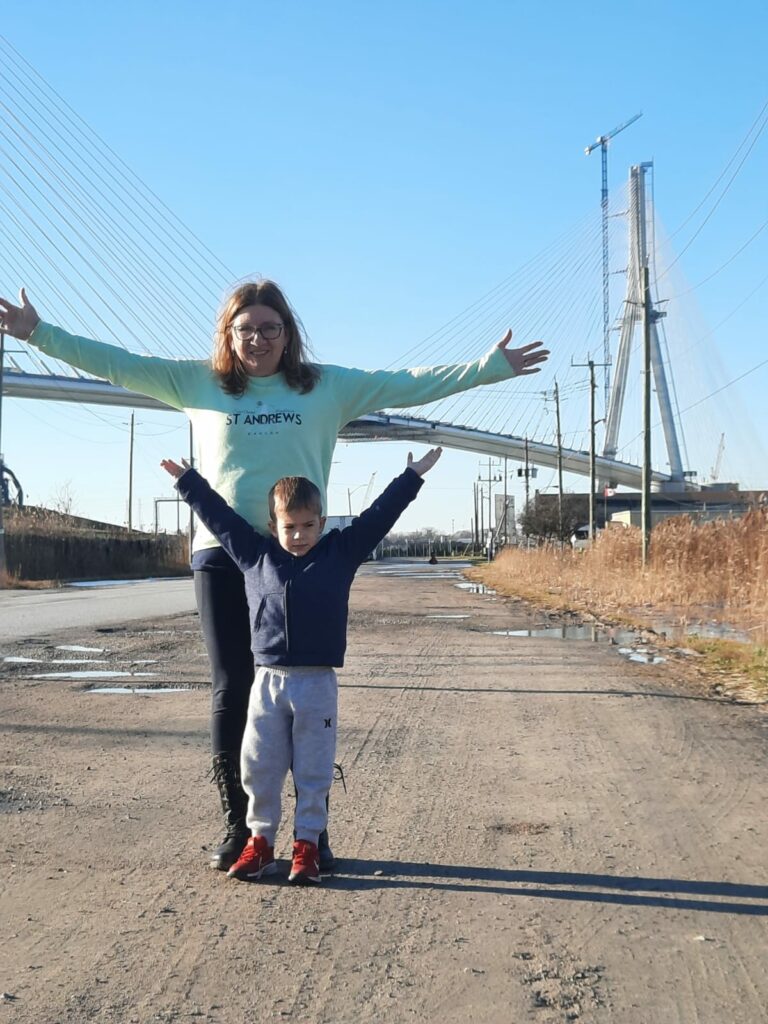 Lucas et sa grand-mère Sharon Marshall visitent le Pont international Gordie-Howe le 30 décembre 2024.