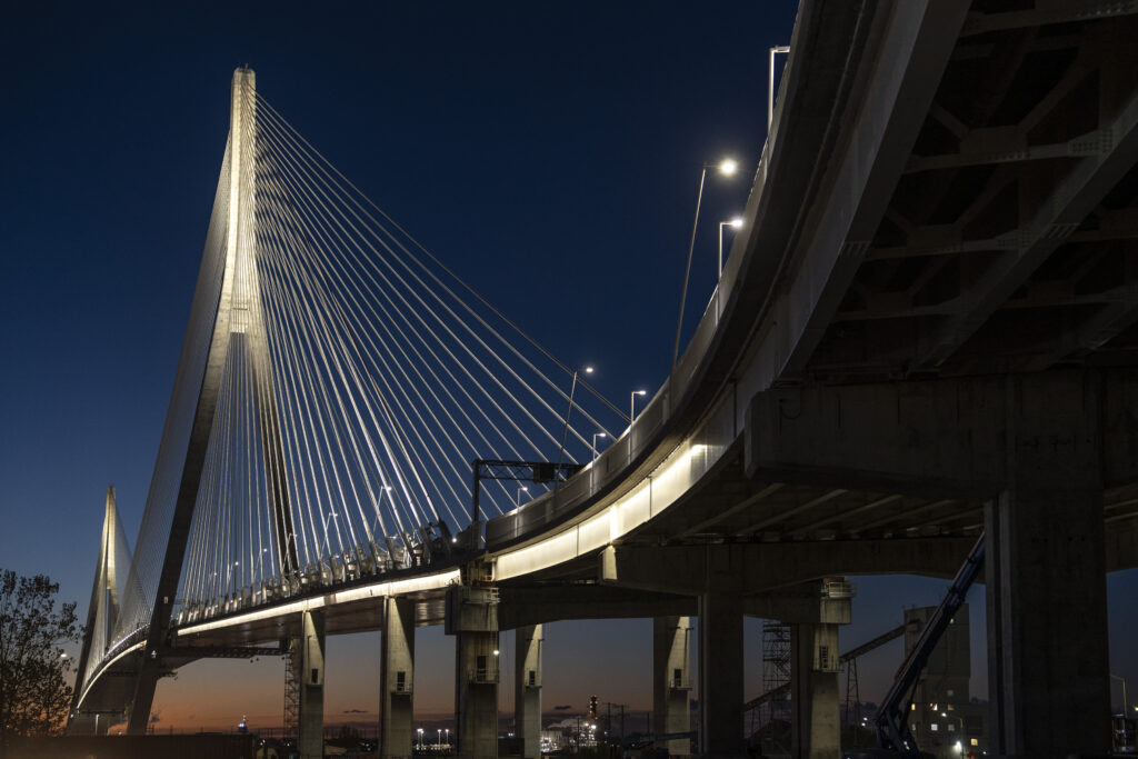 Pont international Gordie-Howe la nuit