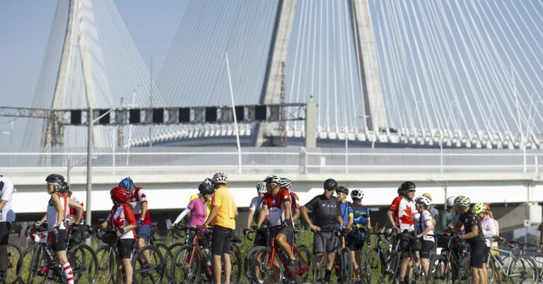 Les cyclistes attendent l'ouverture de la voie multi-usage le 5 août 2026.